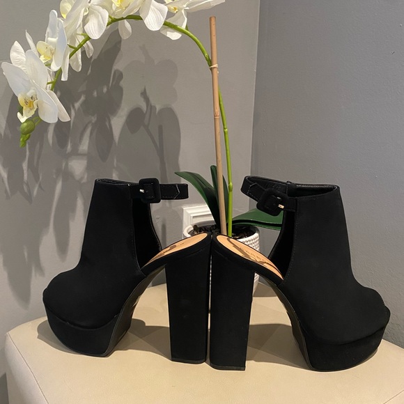 Black Heel Sandal - Picture 3 of 9